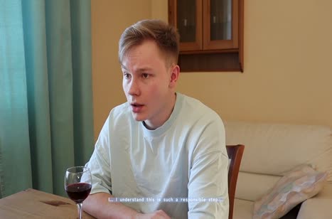 Выпившая деваха согласилась с парнем трахнуться на кухне