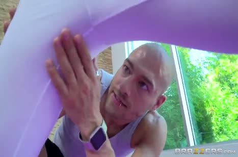 Спортивная брюнетка не устояла перед тренером